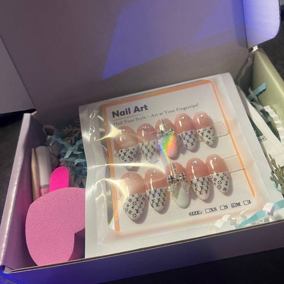 10 PC Hand Crafted Classic B&W French Nails NWT - Picture 4 of 7